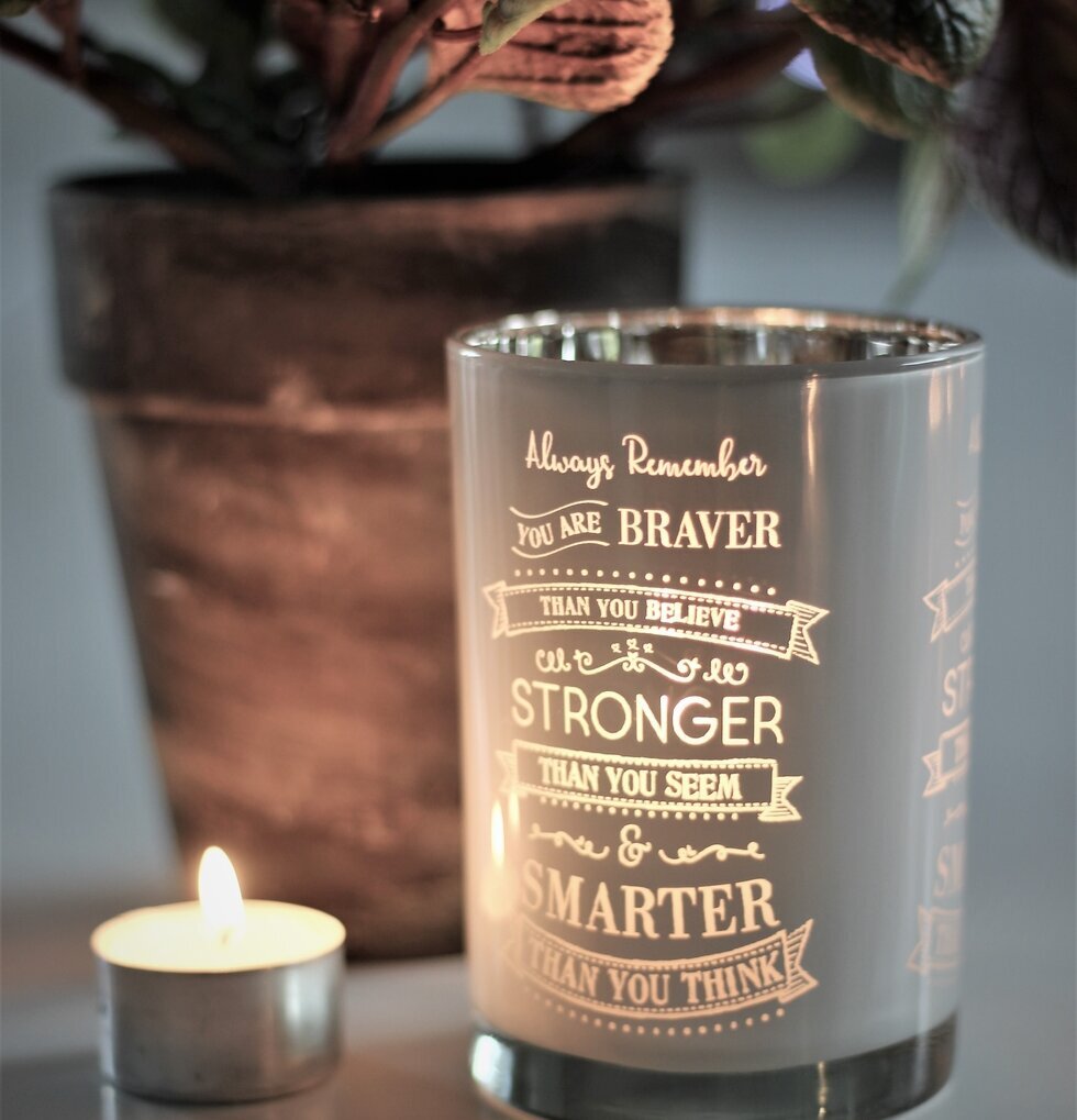 Ljuslykta Stronger Vit från Majas Cottage med inspirerande text