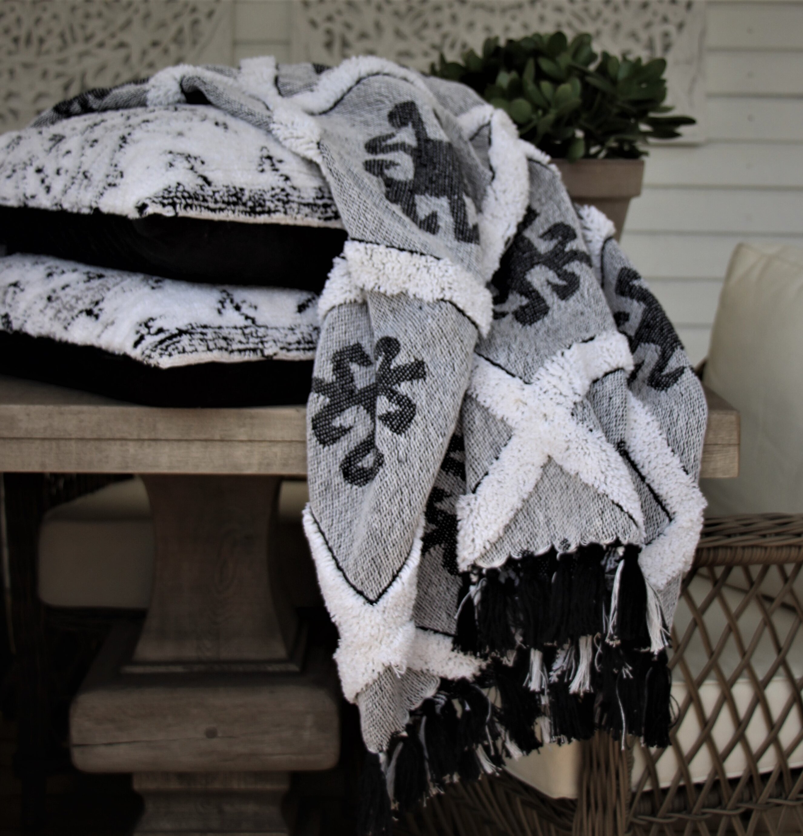 Pläd Tribal - Majas Cottage draperad över rustikt bord