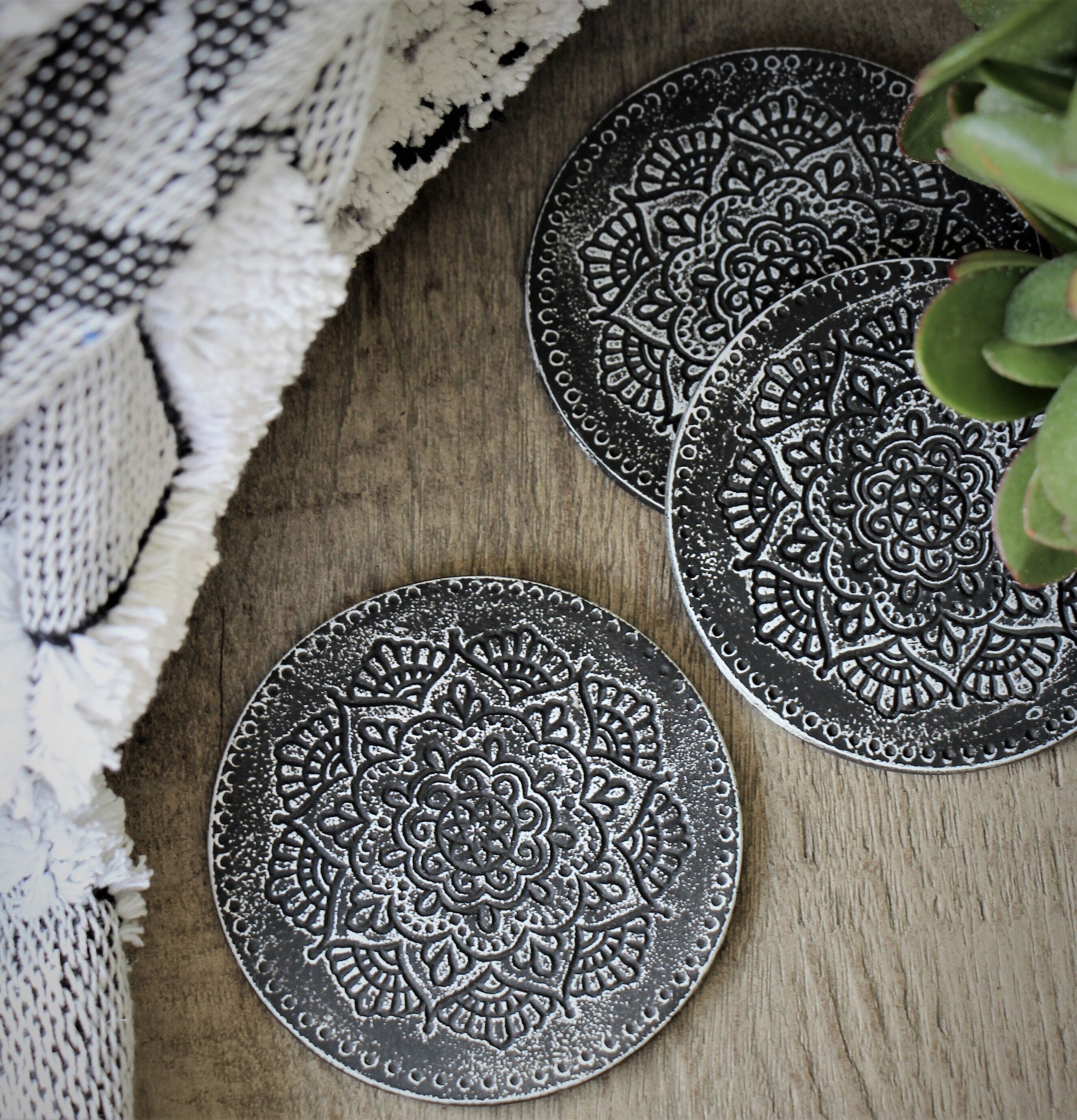 Coaster/Underlägg Mandala från Majas Cottage på träbord