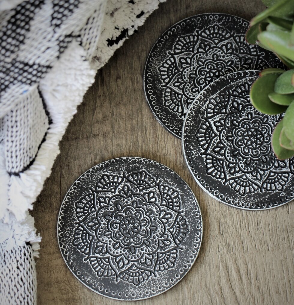 Coaster/Underlägg Mandala från Majas Cottage på träbord