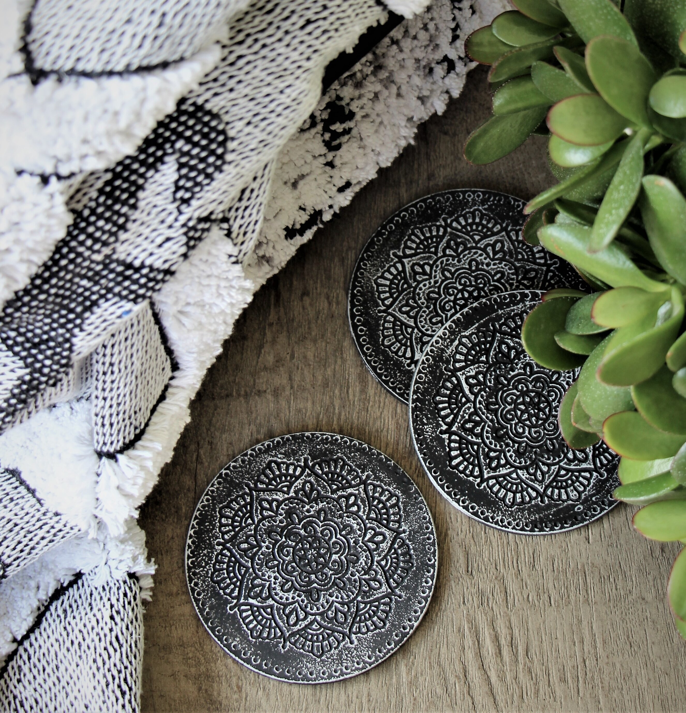 Coaster/Underlägg Mandala från Majas Cottage på träbord