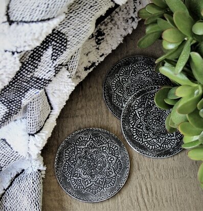 Coaster/Underlägg Mandala från Majas Cottage på träbord