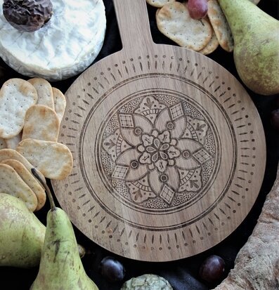 Skärbräda Rund Emblem från Majas Cottage med delikatesser