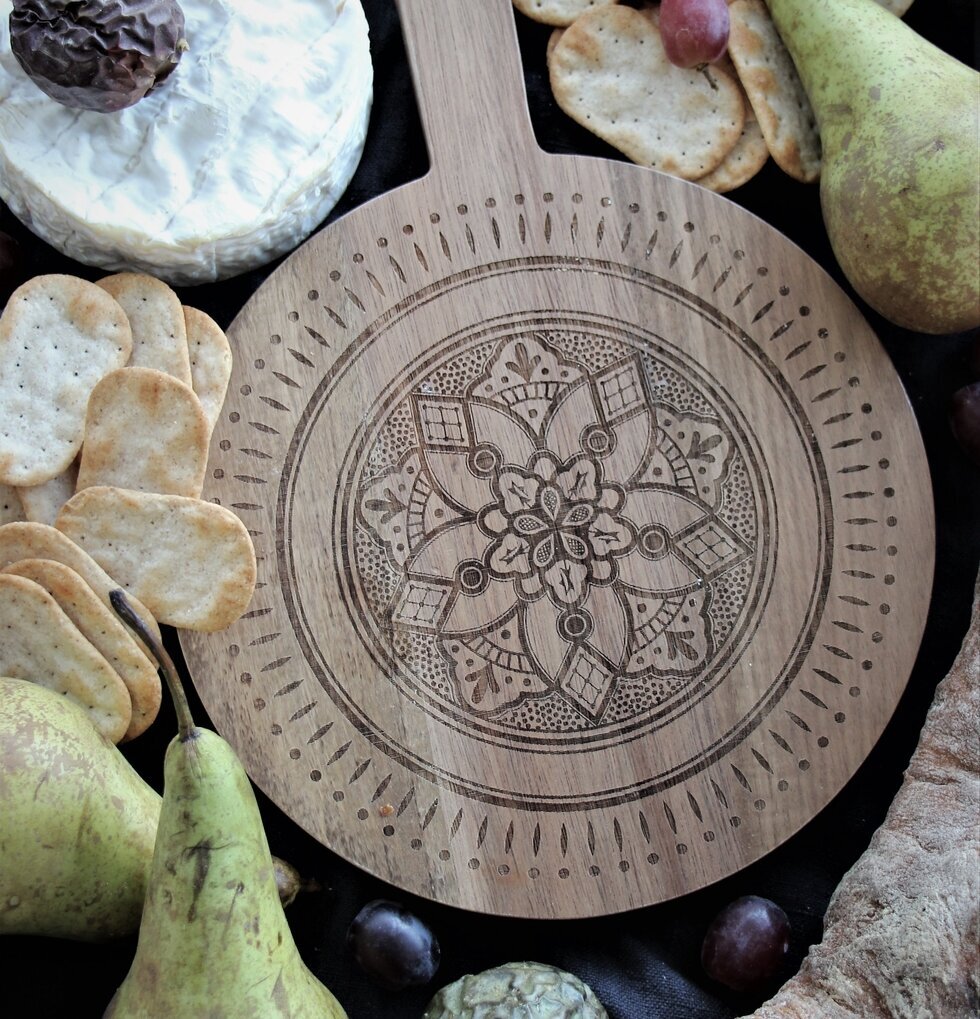 Skärbräda Rund Emblem från Majas Cottage med delikatesser