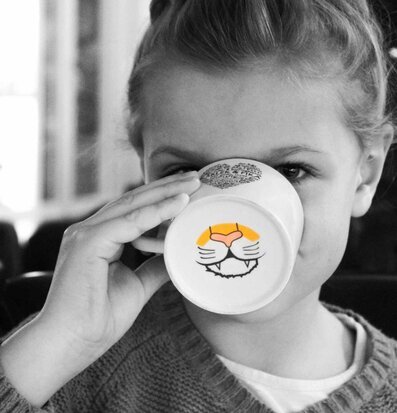 Ung flicka med Minimuggar Kärlek & Fika från Majas Cottage