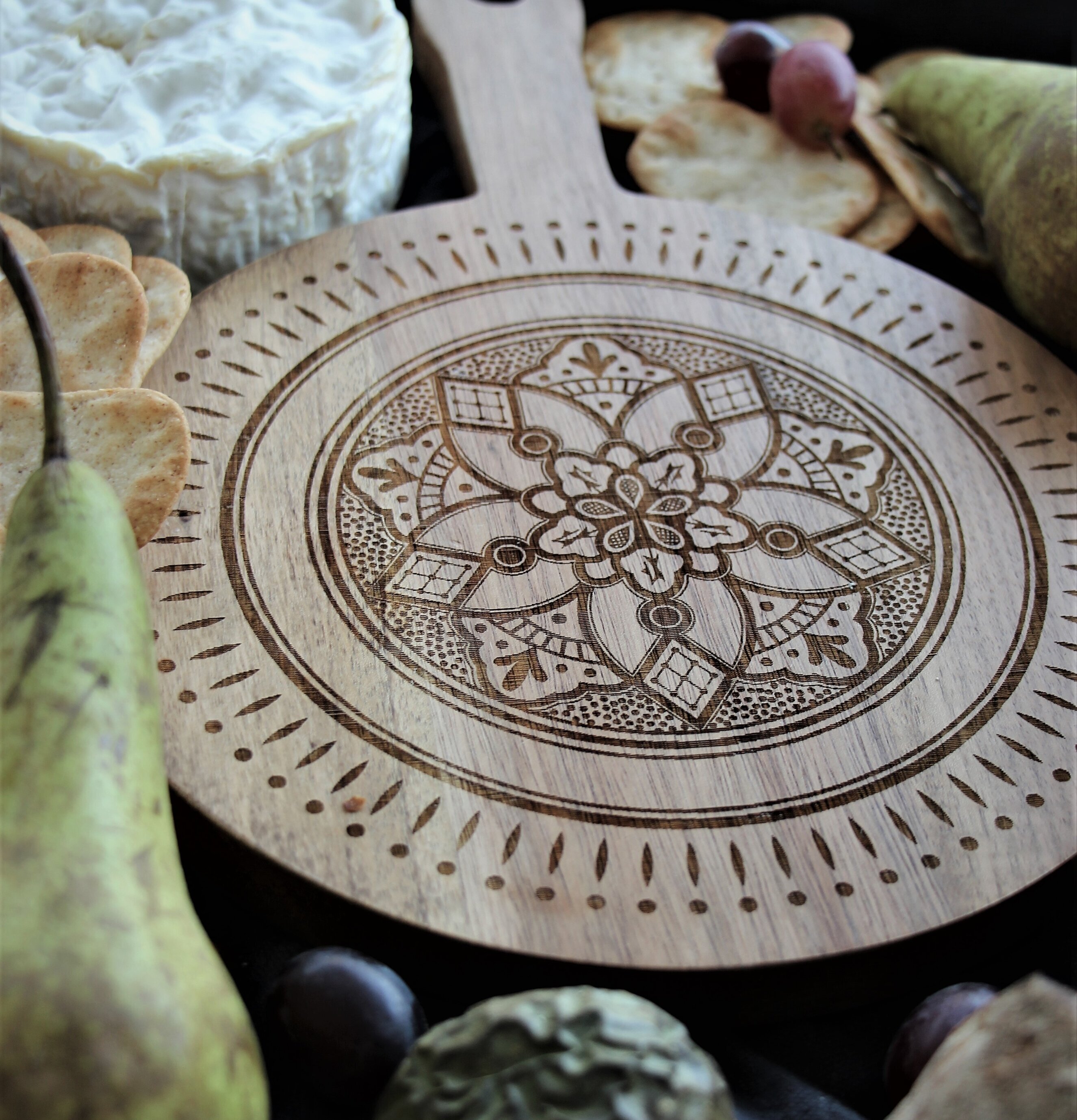 Skärbräda Rund Emblem från Majas Cottage med mat och frukt