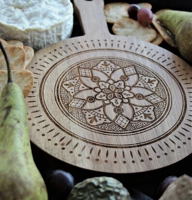 Skärbräda Rund Emblem från Majas Cottage med mat och frukt