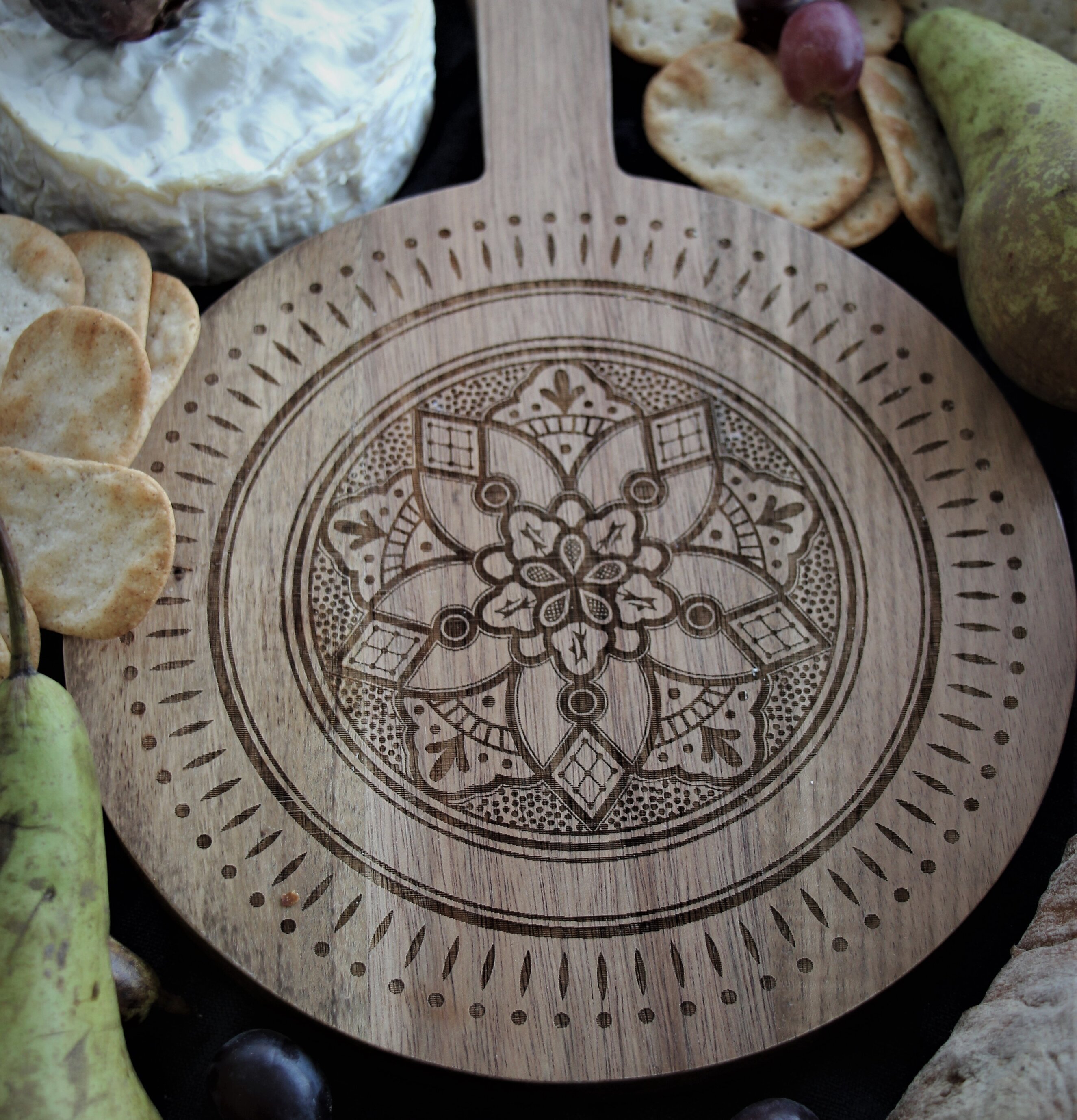 Skärbräda Rund Emblem från Majas Cottage med delikatesser