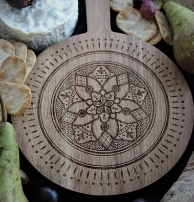 Skärbräda Rund Emblem från Majas Cottage med delikatesser