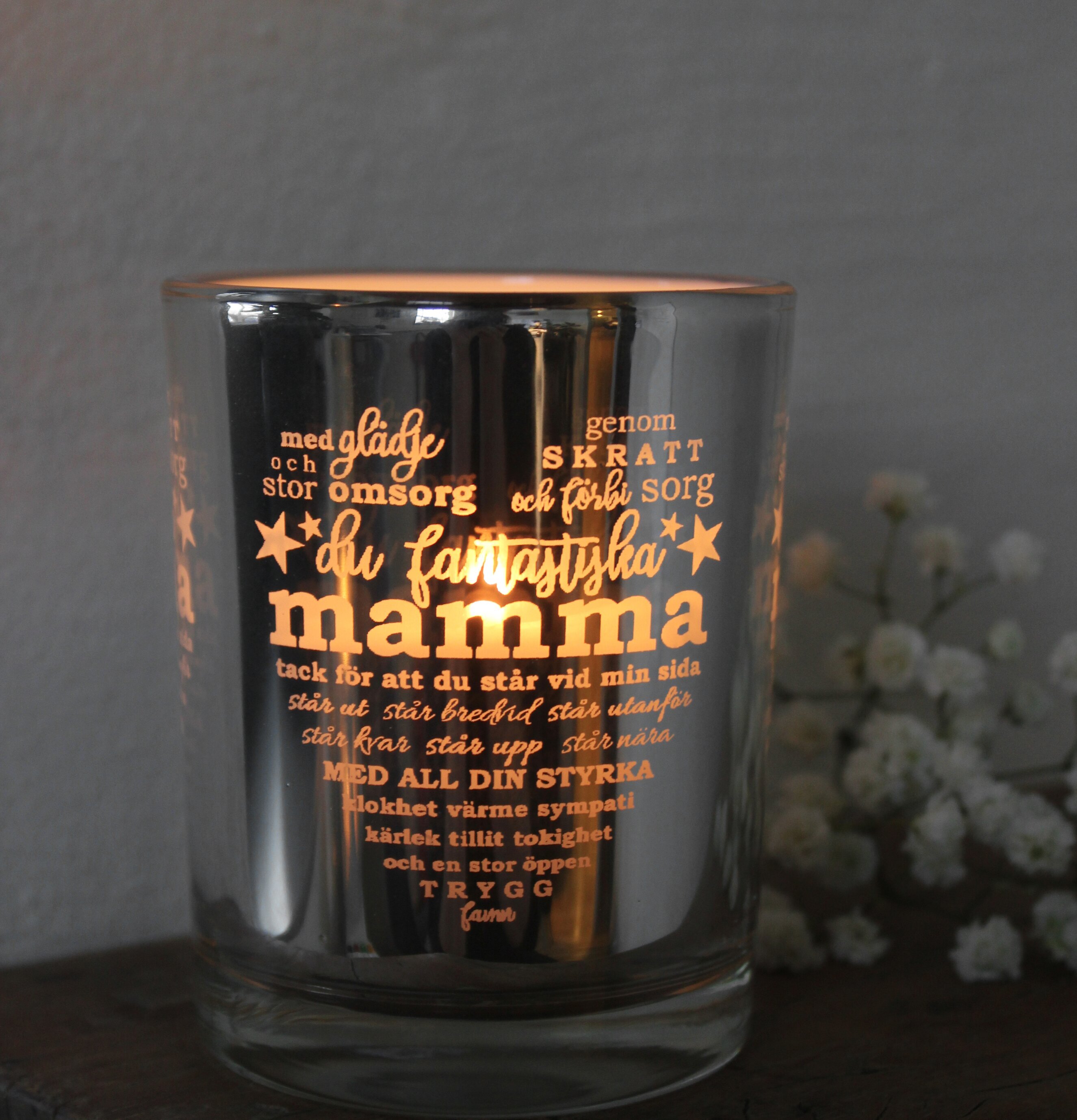 Ljuslykta Mamma Silver från Majas Cottage på mörk träyta