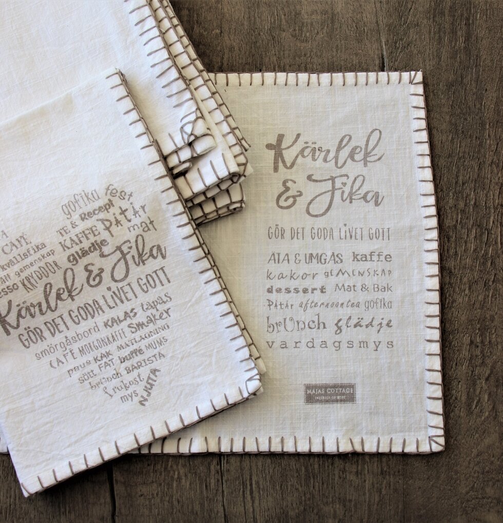 Kökshandduk Kärlek & Fika från Majas Cottage på träyta