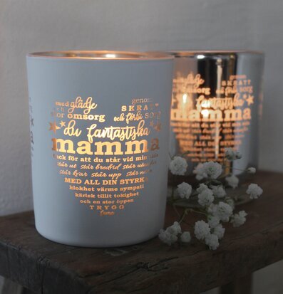 Ljuslykta Mamma Vit/Silver från Majas Cottage på träyta