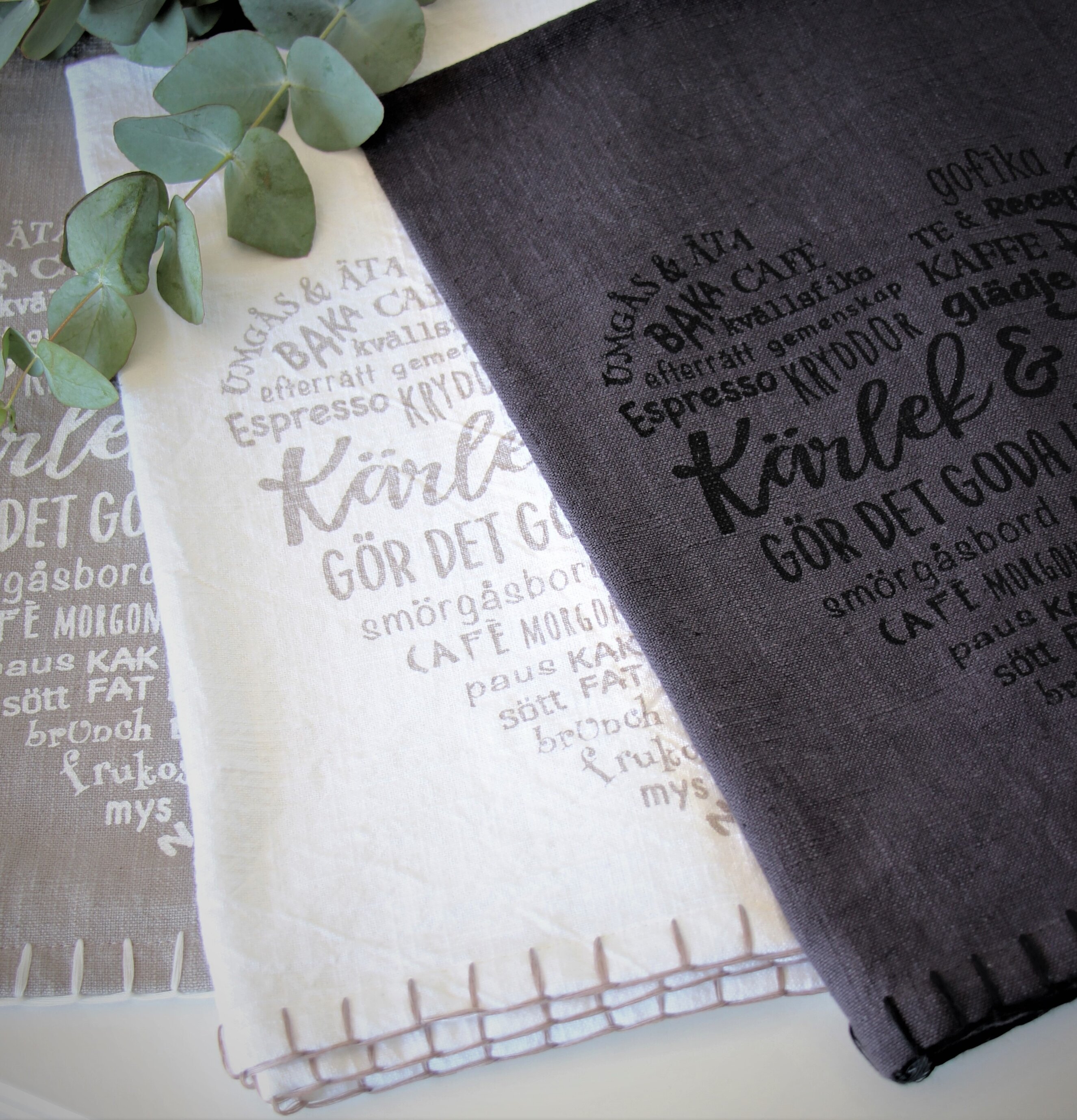 Kökshandduk Kärlek & Fika från Majas Cottage i tre färger