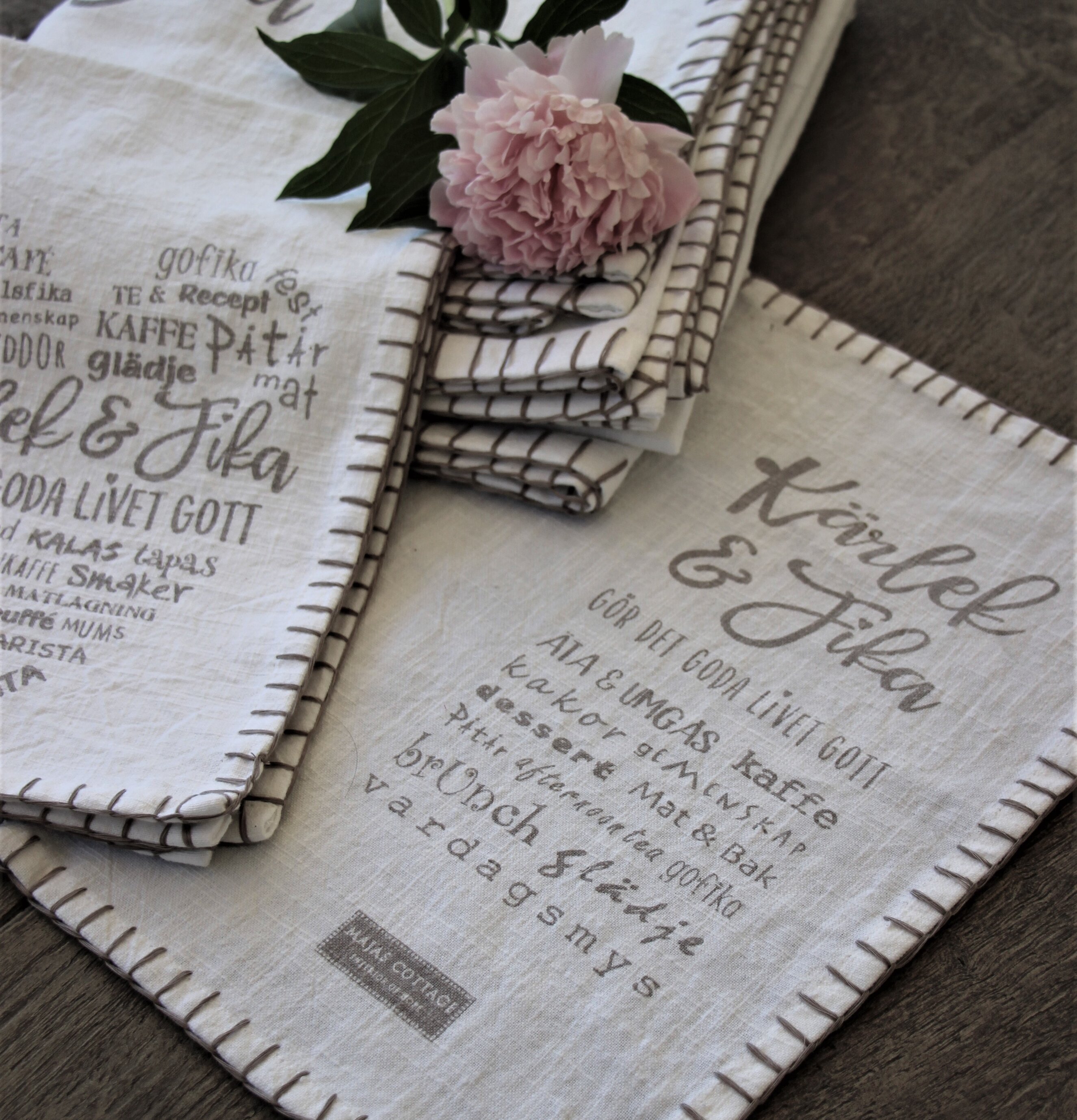 Bordstablett Kärlek & Fika från Majas Cottage med pionblomma