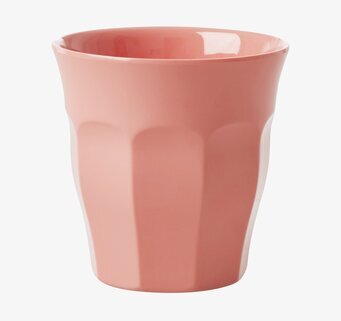 Bild av en korallfärgad mugg för hemtrevlig inredning