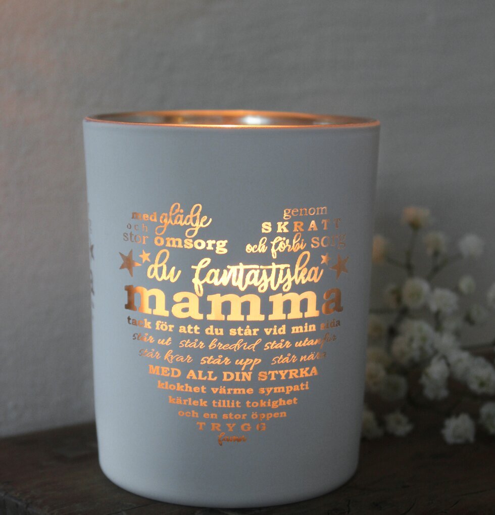 Ljuslykta Mamma Vit/Silver från Majas Cottage på träbord