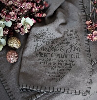 Kökshandduk Kärlek & Fika från Majas Cottage med tryck