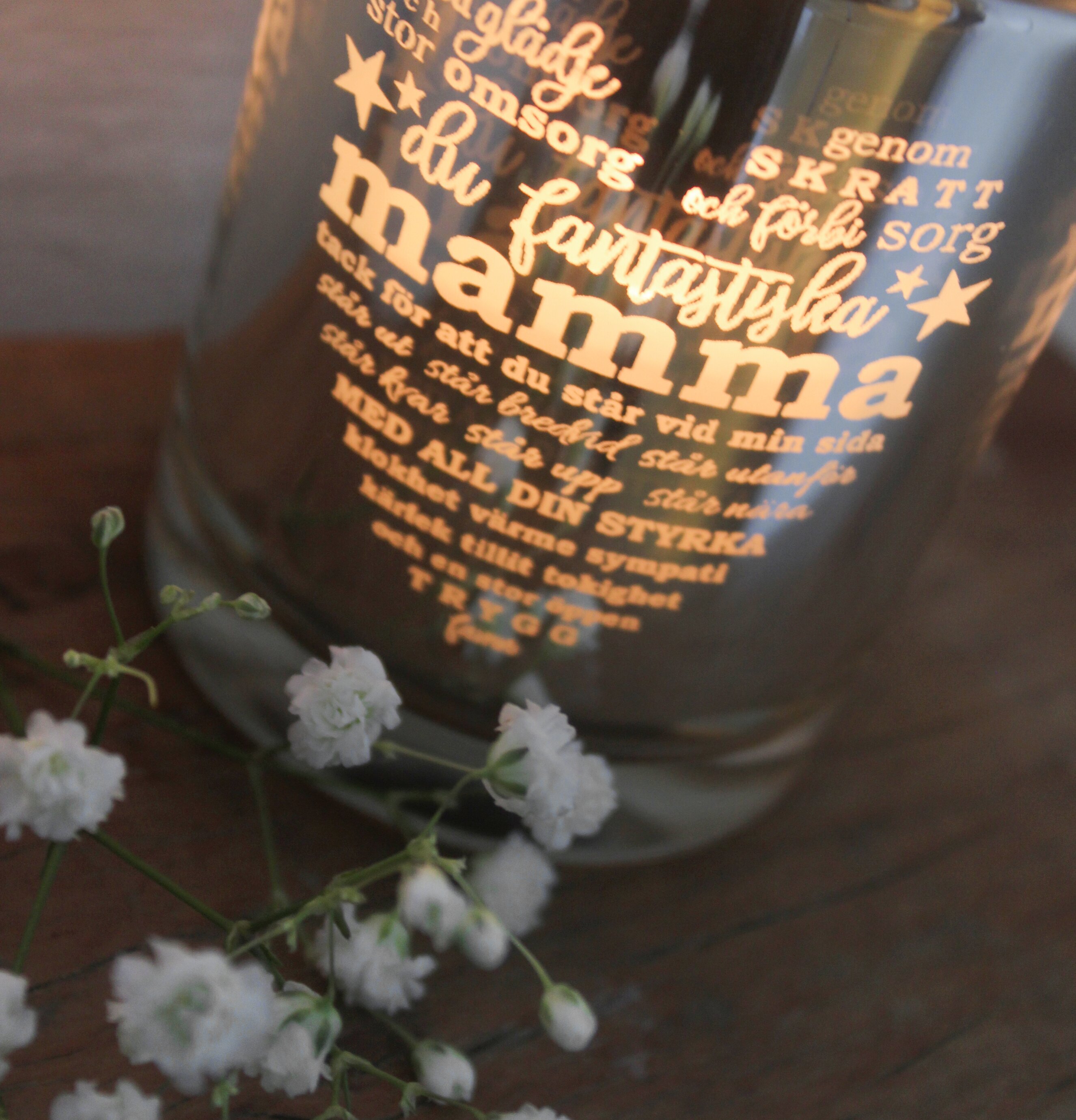 Ljuslykta Mamma Silver från Majas Cottage på träyta