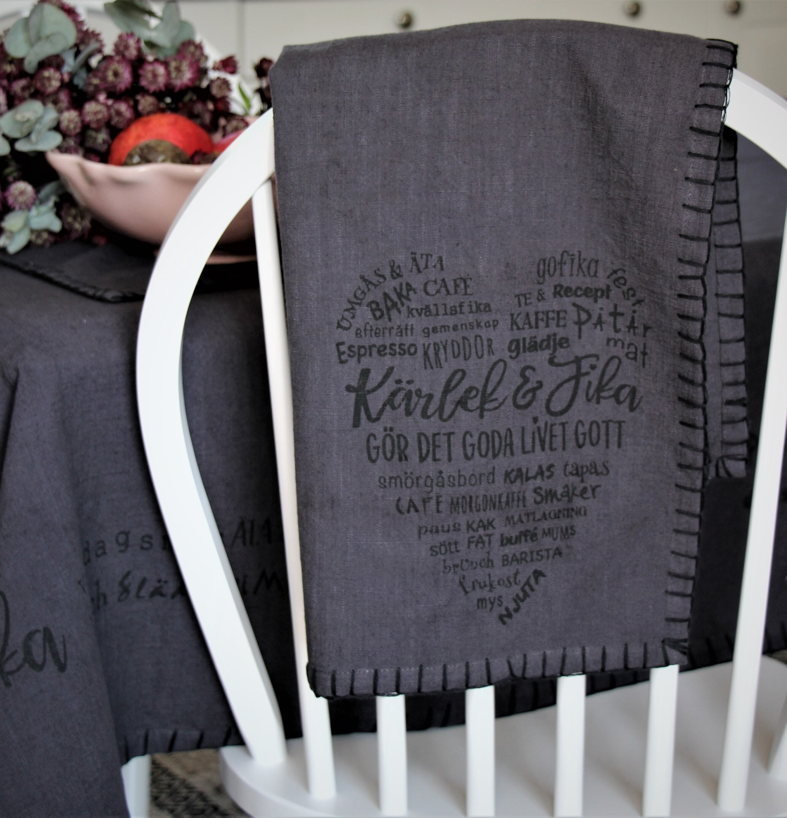Kökshandduk Kärlek & Fika från Majas Cottage i mörkgrått