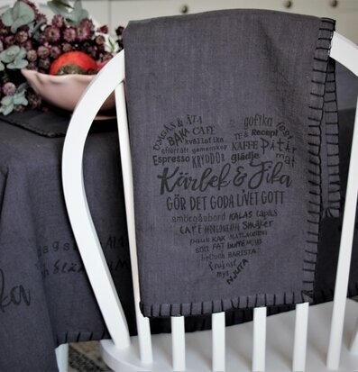 Kökshandduk Kärlek & Fika från Majas Cottage i mörkgrått