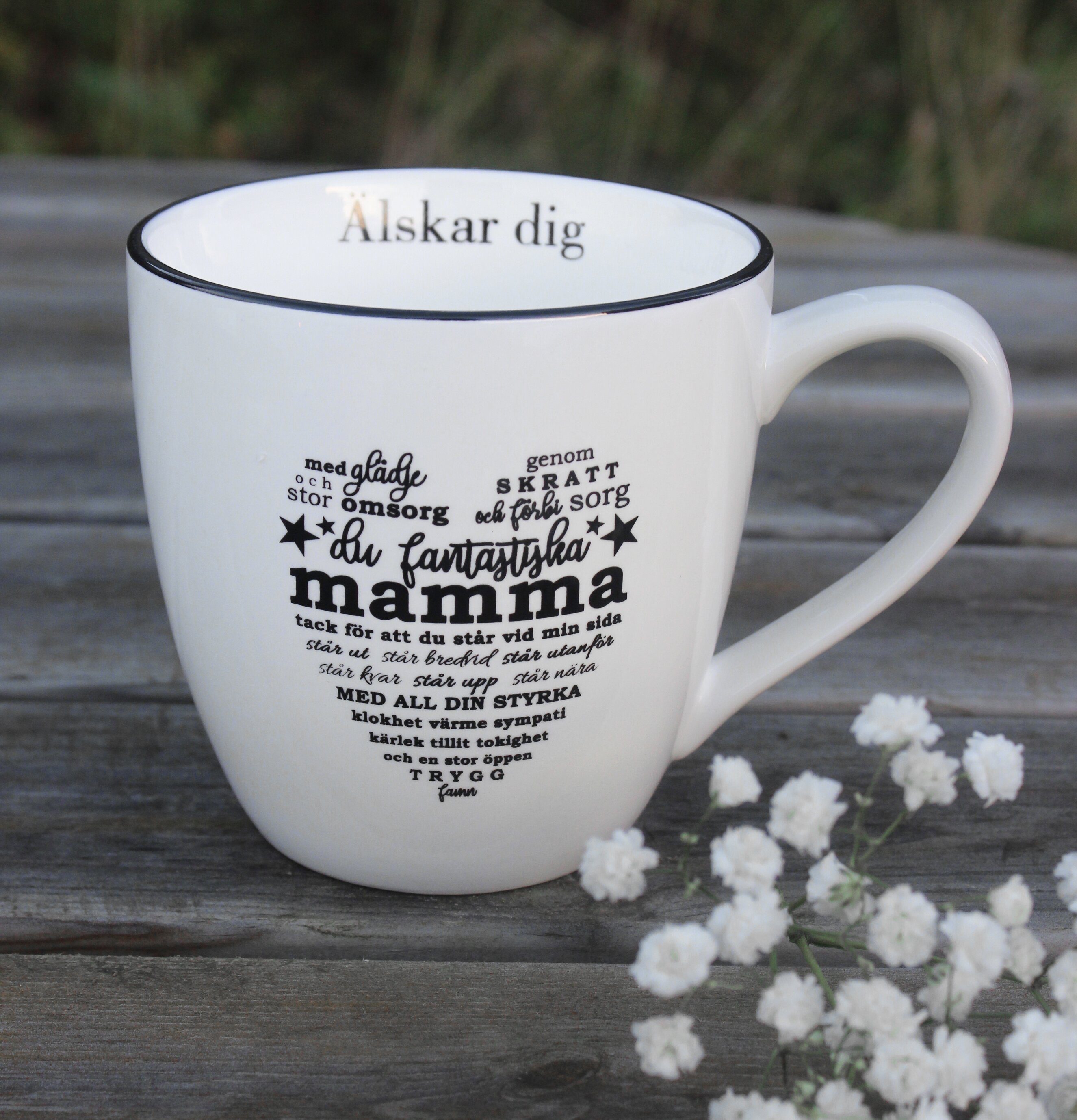 Mugg Mamma från Majas Cottage på väderbitet träbord