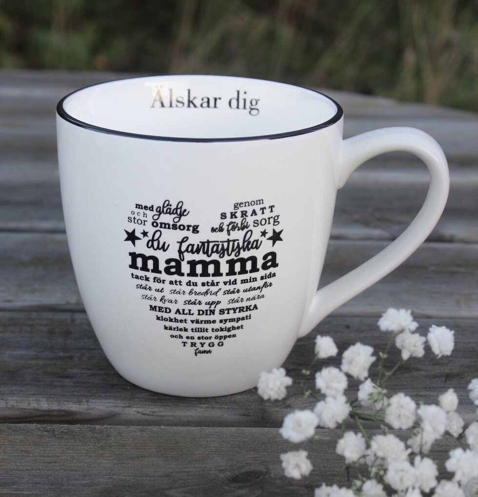 Mugg Mamma från Majas Cottage på väderbitet träbord