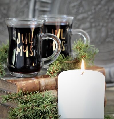 Glöggmugg Julmys från Majas Cottage på böcker med granris