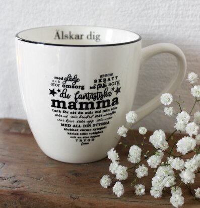 Mugg Mamma från Majas Cottage på rustik träyta med blommor