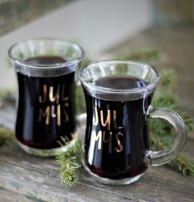 Glöggmugg Julmys från Majas Cottage på ett rustikt träbord