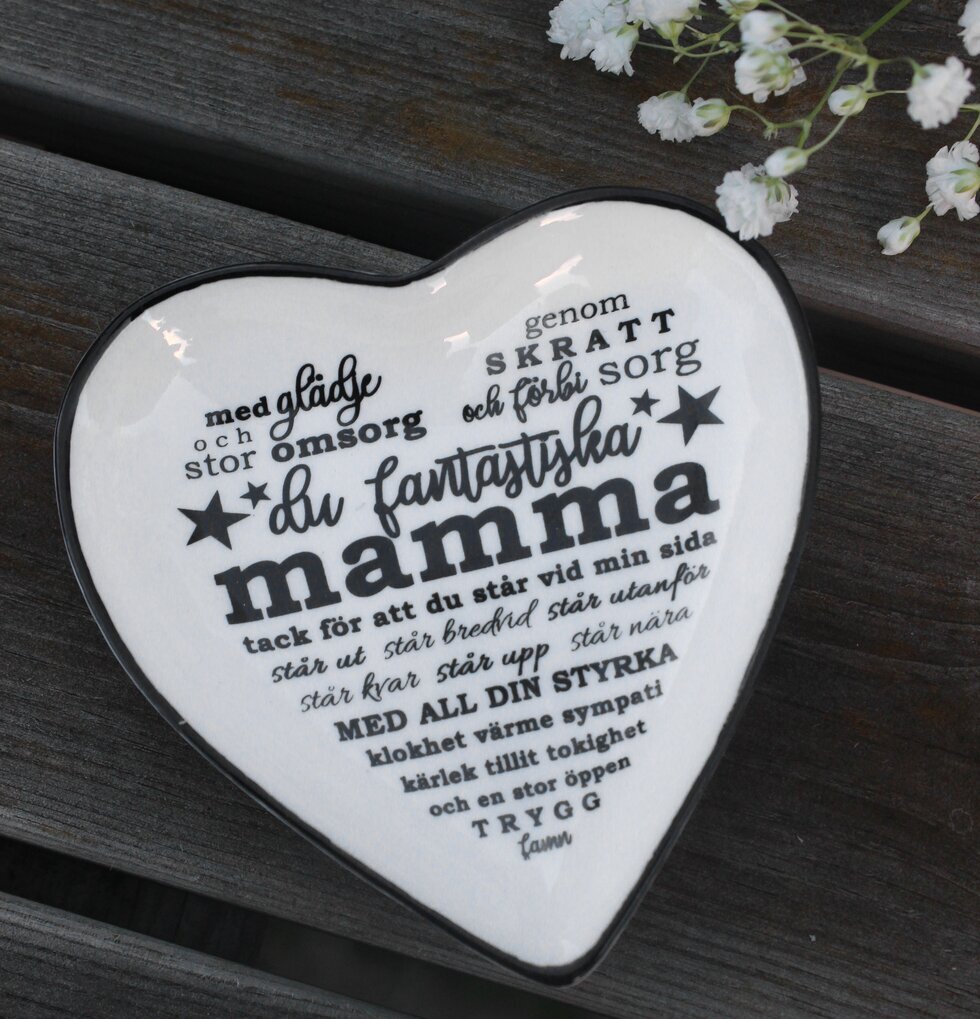 Minifat Mamma från Majas Cottage på mörk trämöbel med blommor