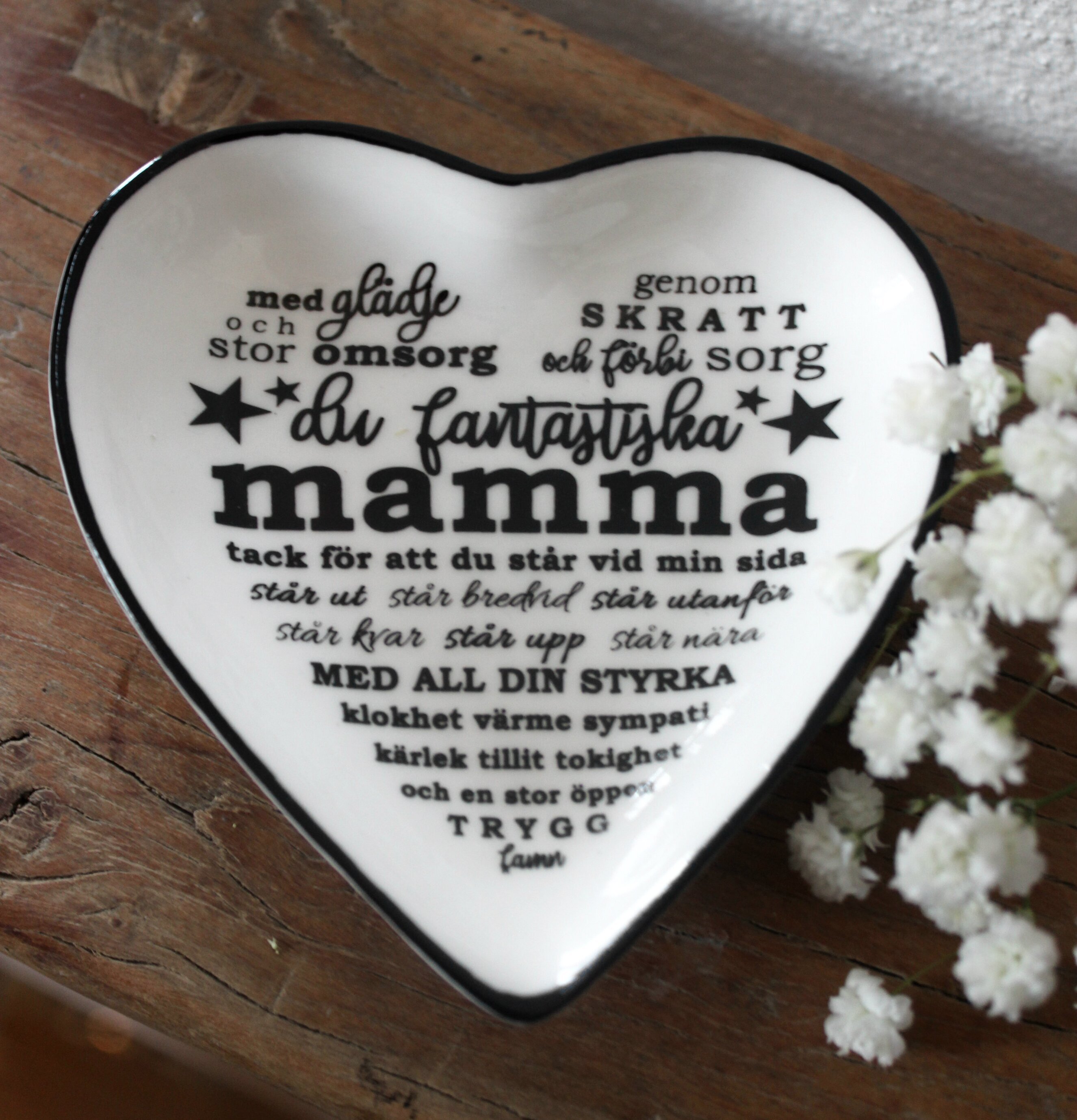 Minifat Mamma från Majas Cottage på träyta med vita blommor