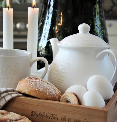 Bricka Kärlek & Fika från Majas Cottage fylld med fika