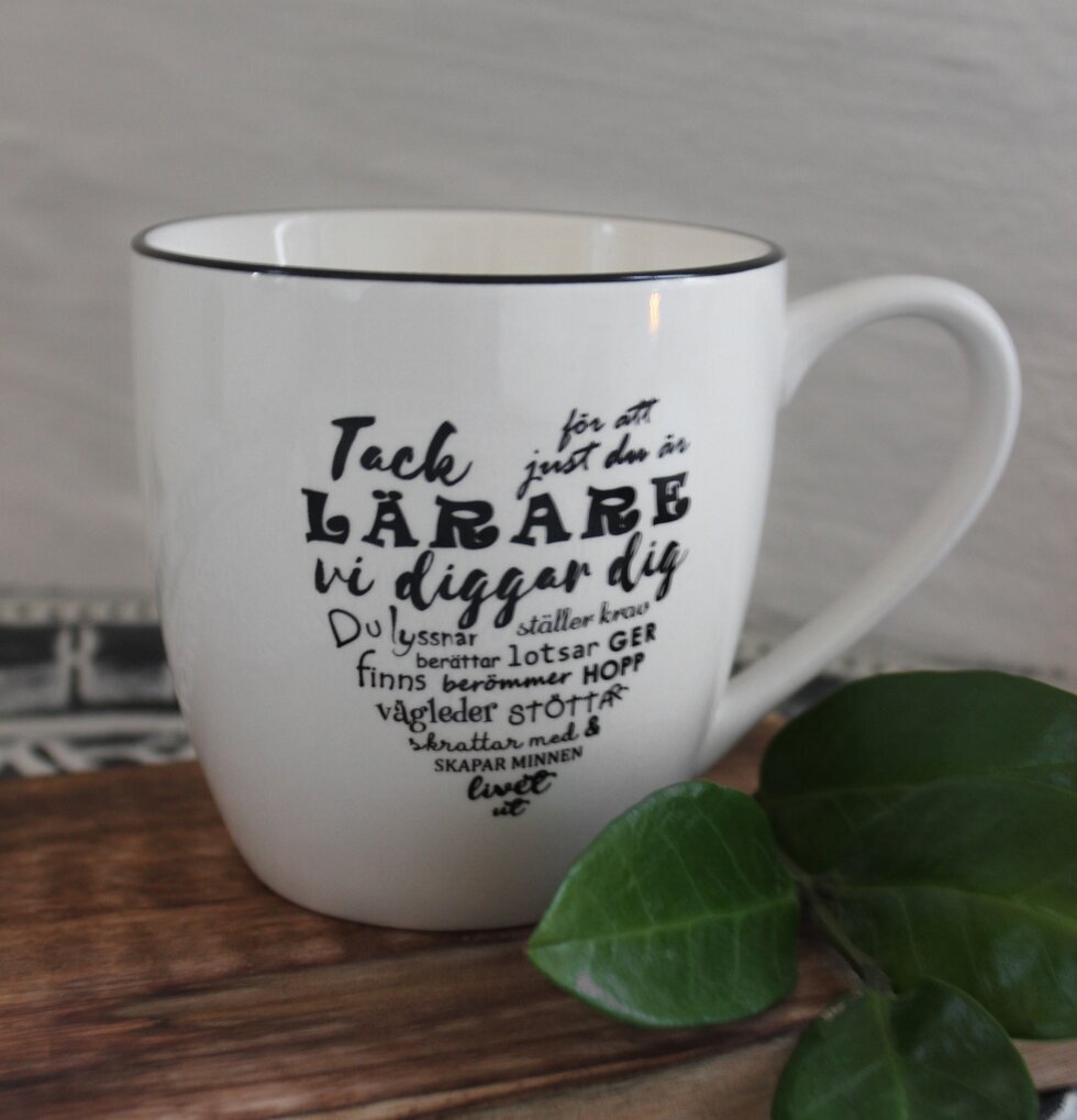 Mugg Lärare från Majas Cottage på rustik träskiva med blad