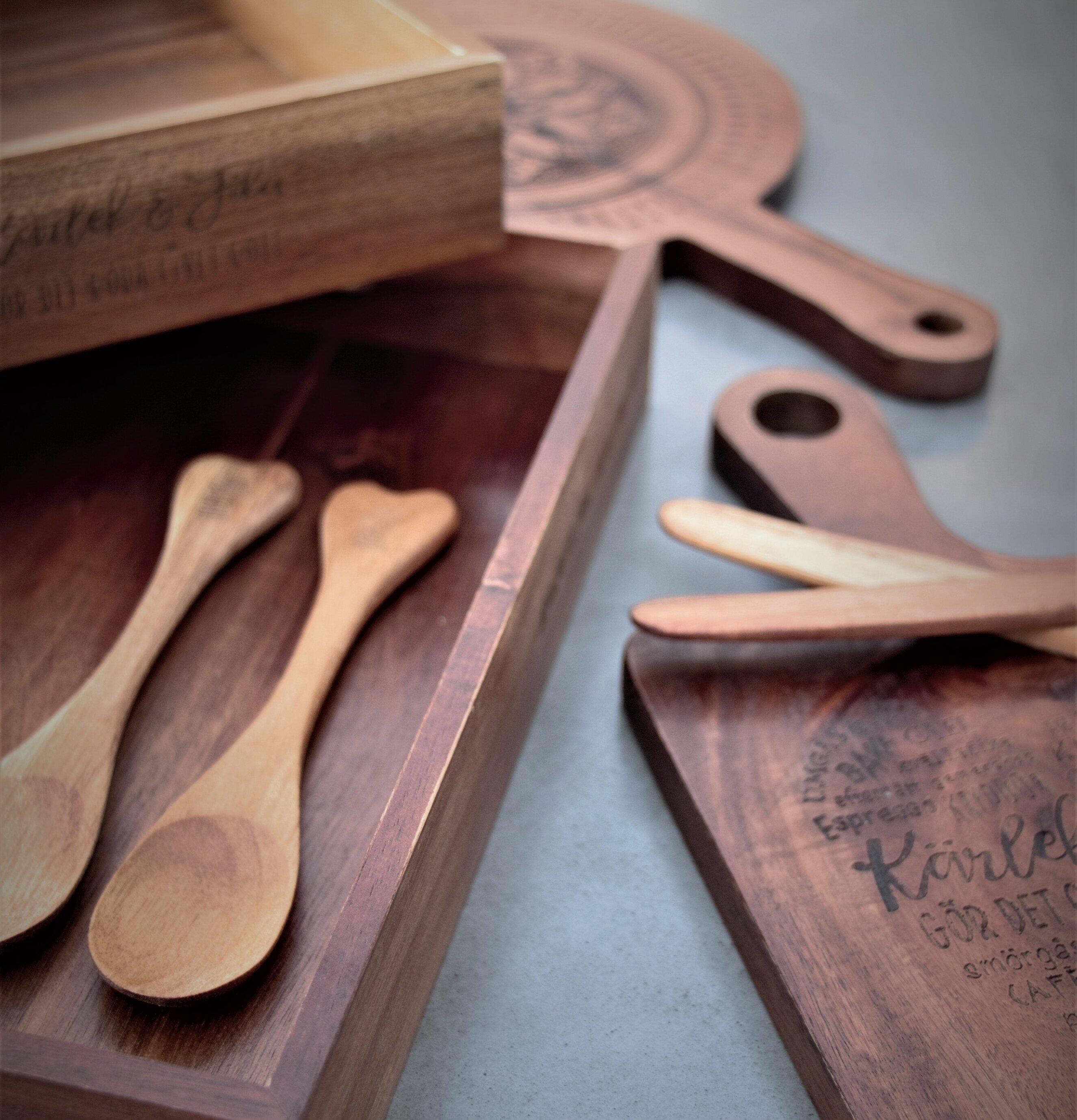 Bricka Kärlek & Fika från Majas Cottage med träslevar