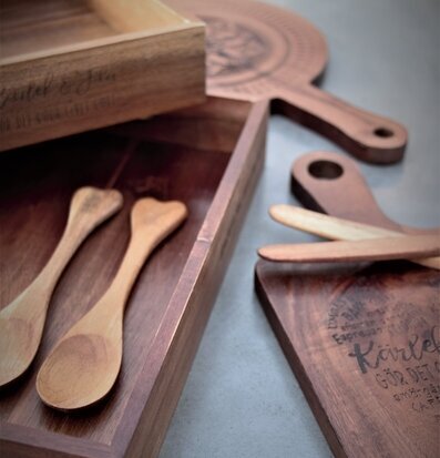 Bricka Kärlek & Fika från Majas Cottage med träslevar