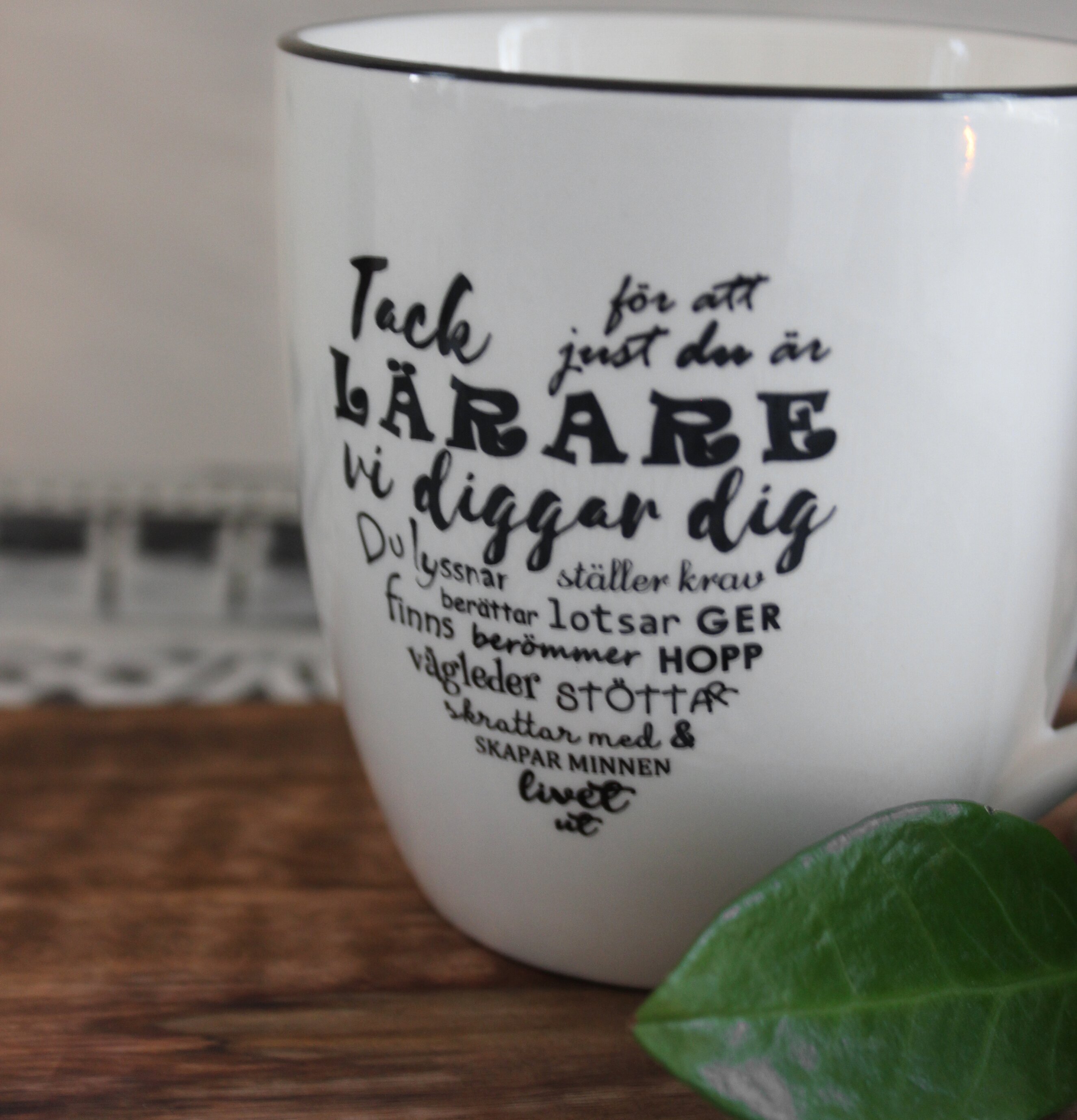 Mugg Lärare från Majas Cottage på träbord med grön kvist