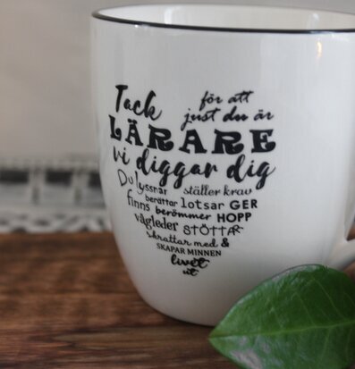 Mugg Lärare från Majas Cottage på träbord med grön kvist