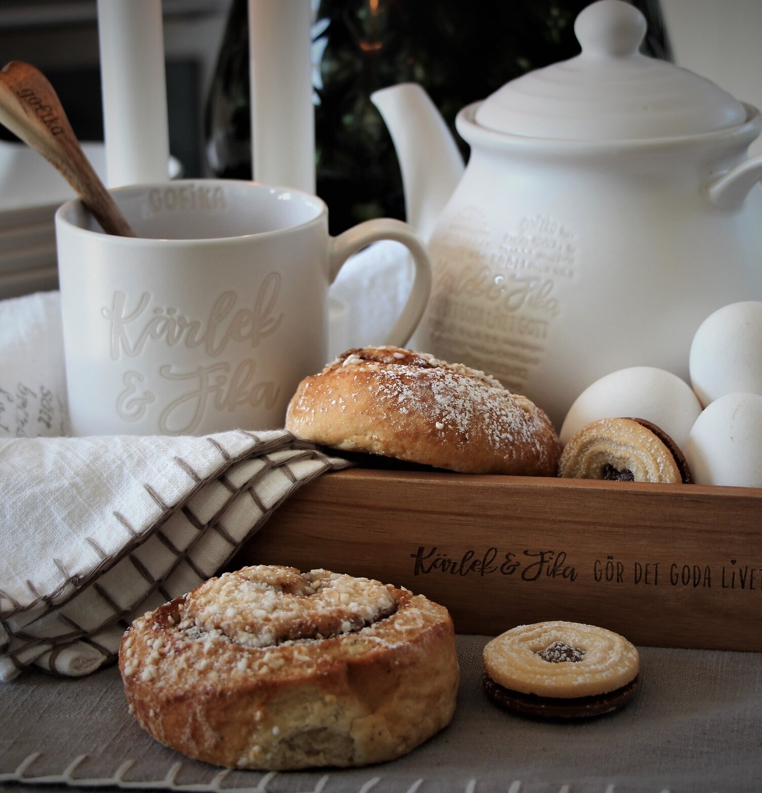 Bricka Kärlek & Fika från Majas Cottage med fikaobjekt