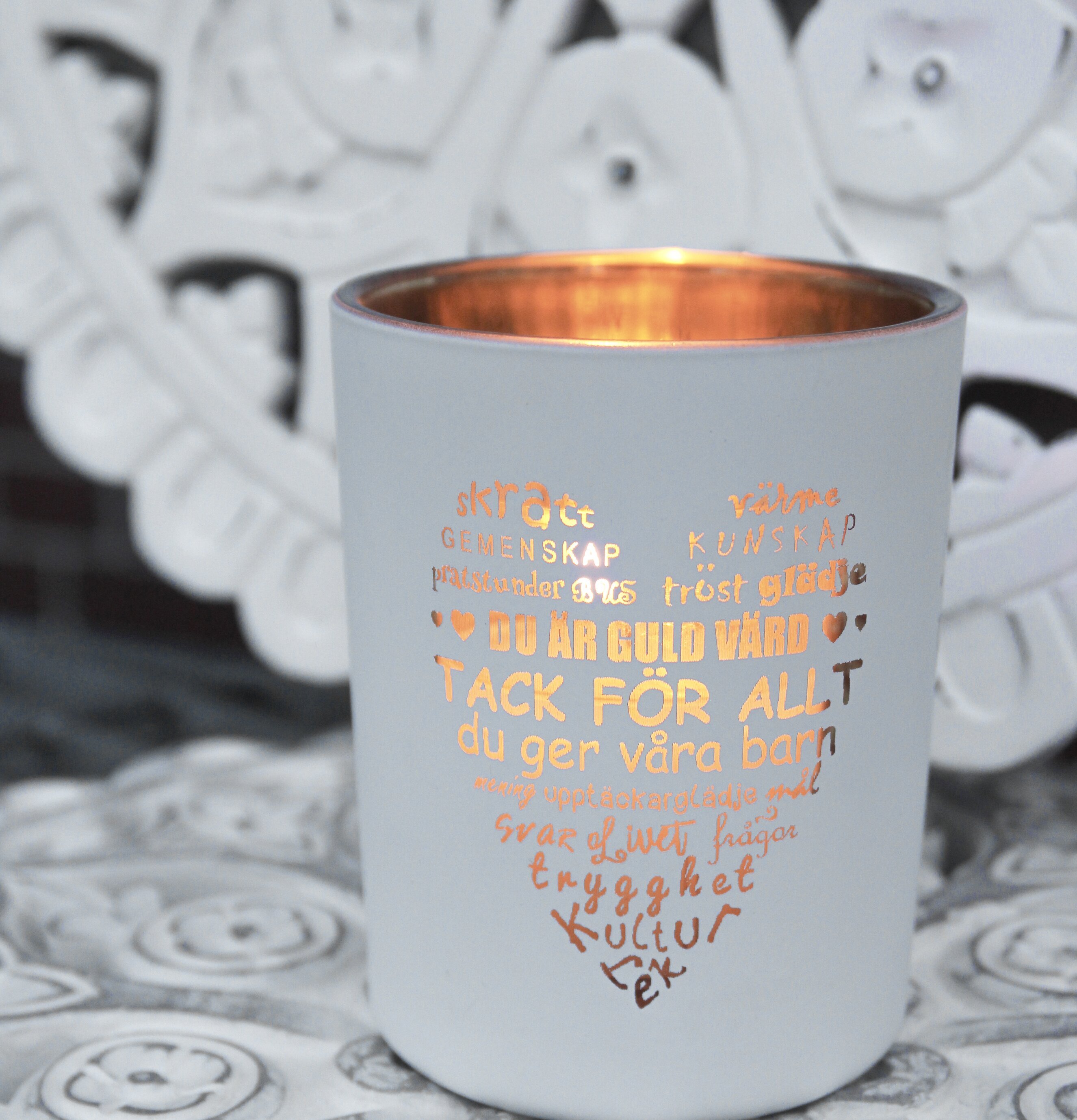 Ljuslykta Fröken Vit/Guld från Majas Cottage med guldtext