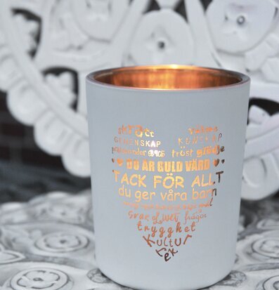 Ljuslykta Fröken Vit/Guld från Majas Cottage med guldtext