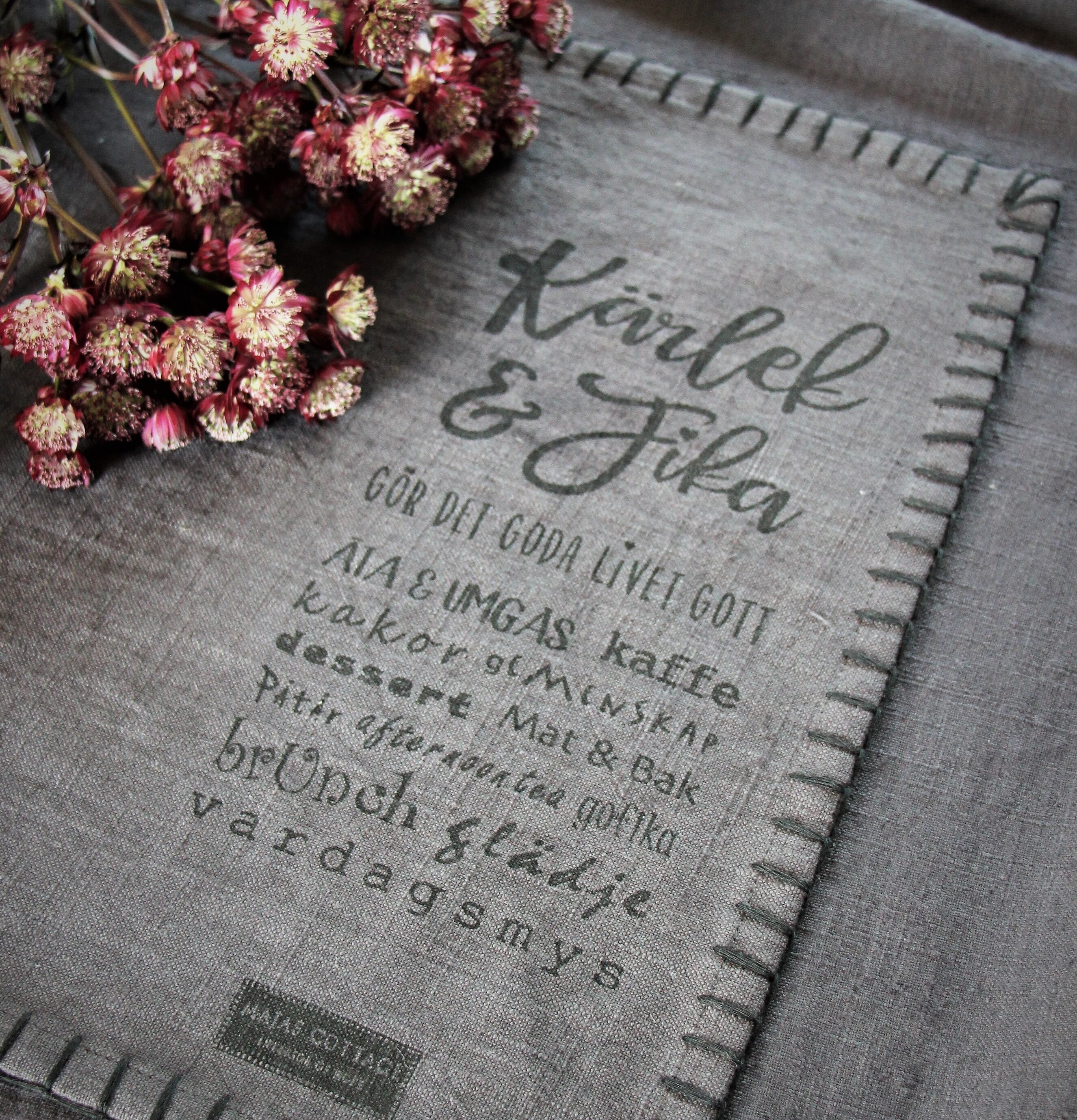 Bordstablett Kärlek & Fika från Majas Cottage med blommor