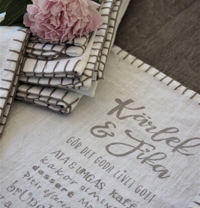 Bordstablett Kärlek & Fika från Majas Cottage på matbord