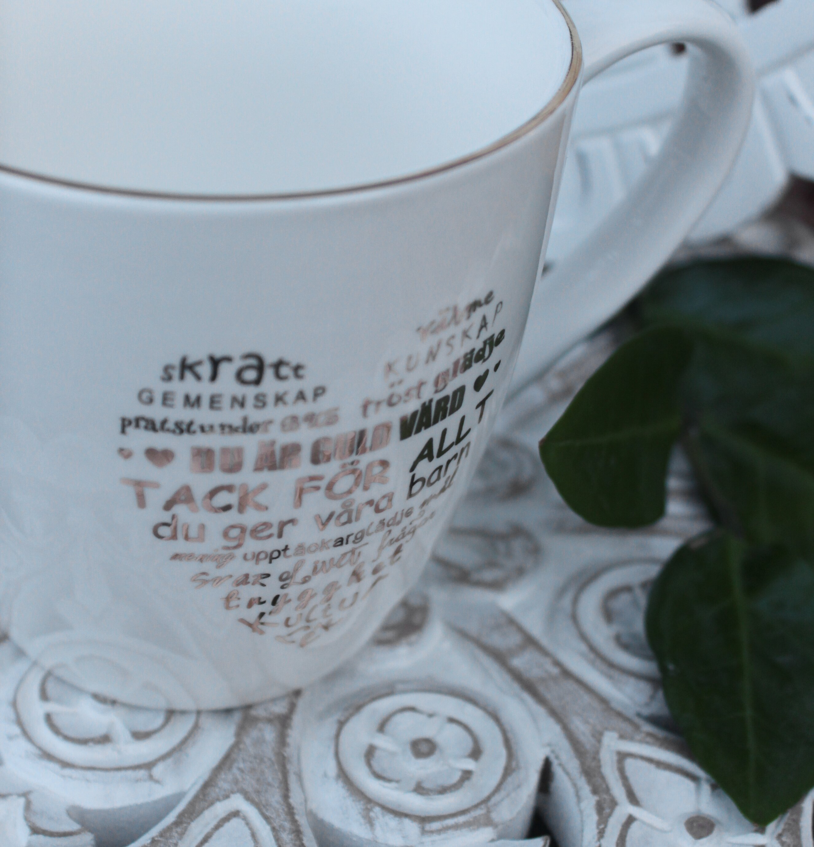 Mugg Fröken Vit/Guld från Majas Cottage med gulddetaljer