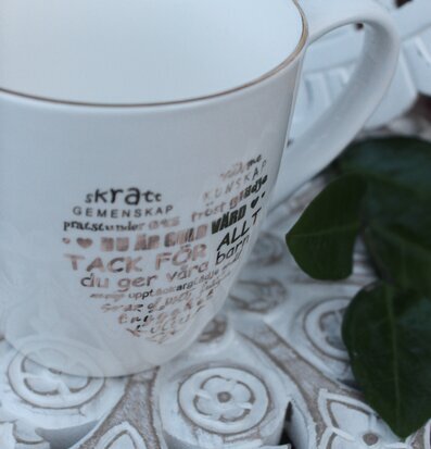 Mugg Fröken Vit/Guld från Majas Cottage med gulddetaljer