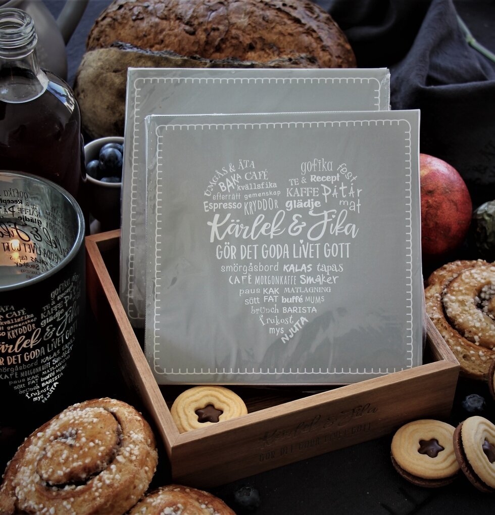 Servetthållare Kärlek & Fika från Majas Cottage på fikabord