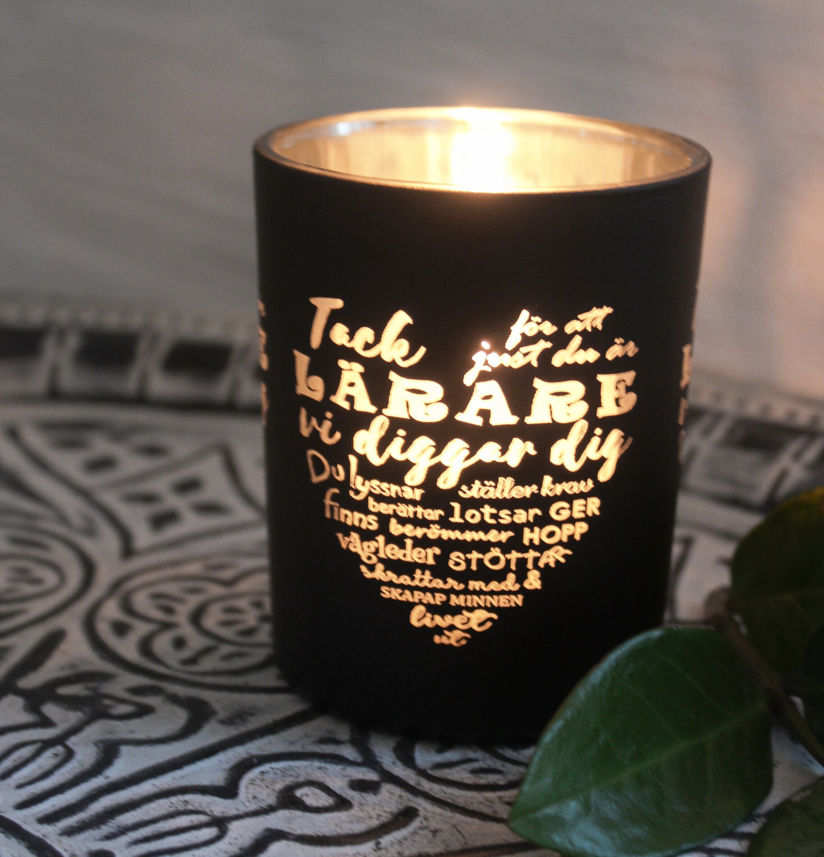 Ljuslykta Lärare Svart/Silver från Majas Cottage på underlägg