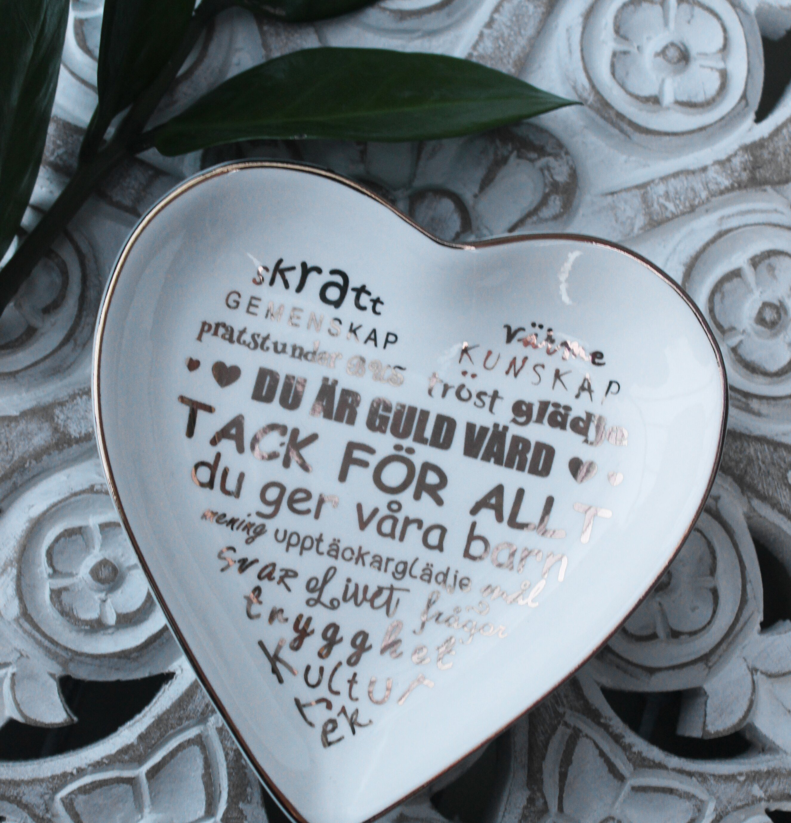 Minifat Fröken Vit/Guld från Majas Cottage på mönstrad yta