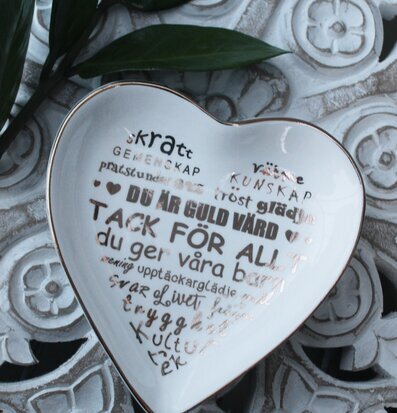 Minifat Fröken Vit/Guld från Majas Cottage på mönstrad yta