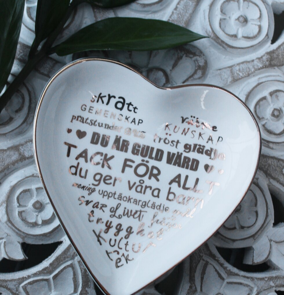 Minifat Fröken Vit/Guld från Majas Cottage på mönstrad yta