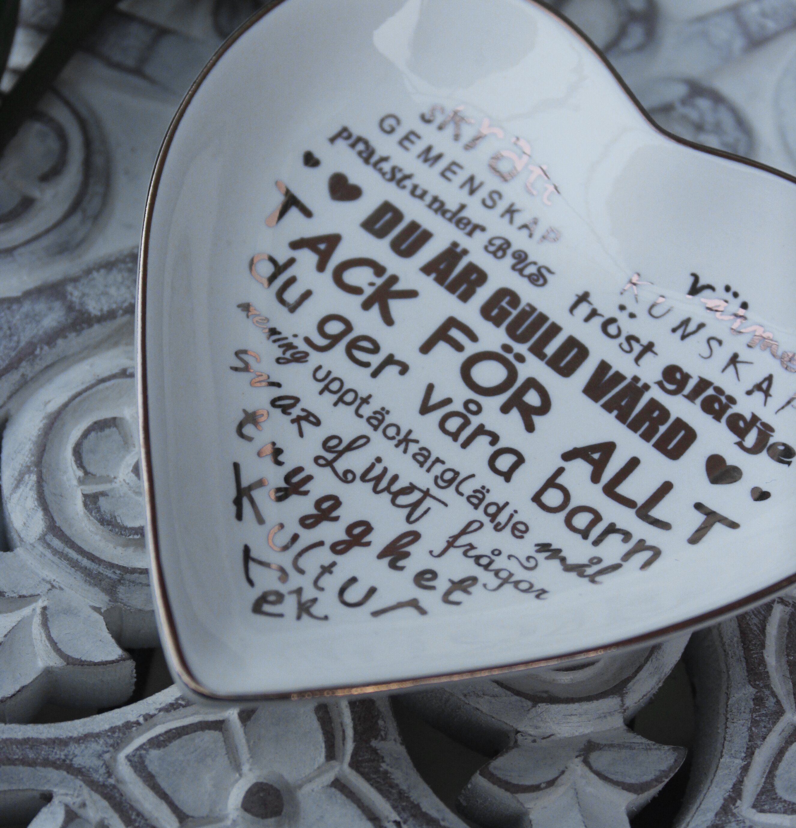 Minifat Fröken Vit/Guld från Majas Cottage på dekorerad yta